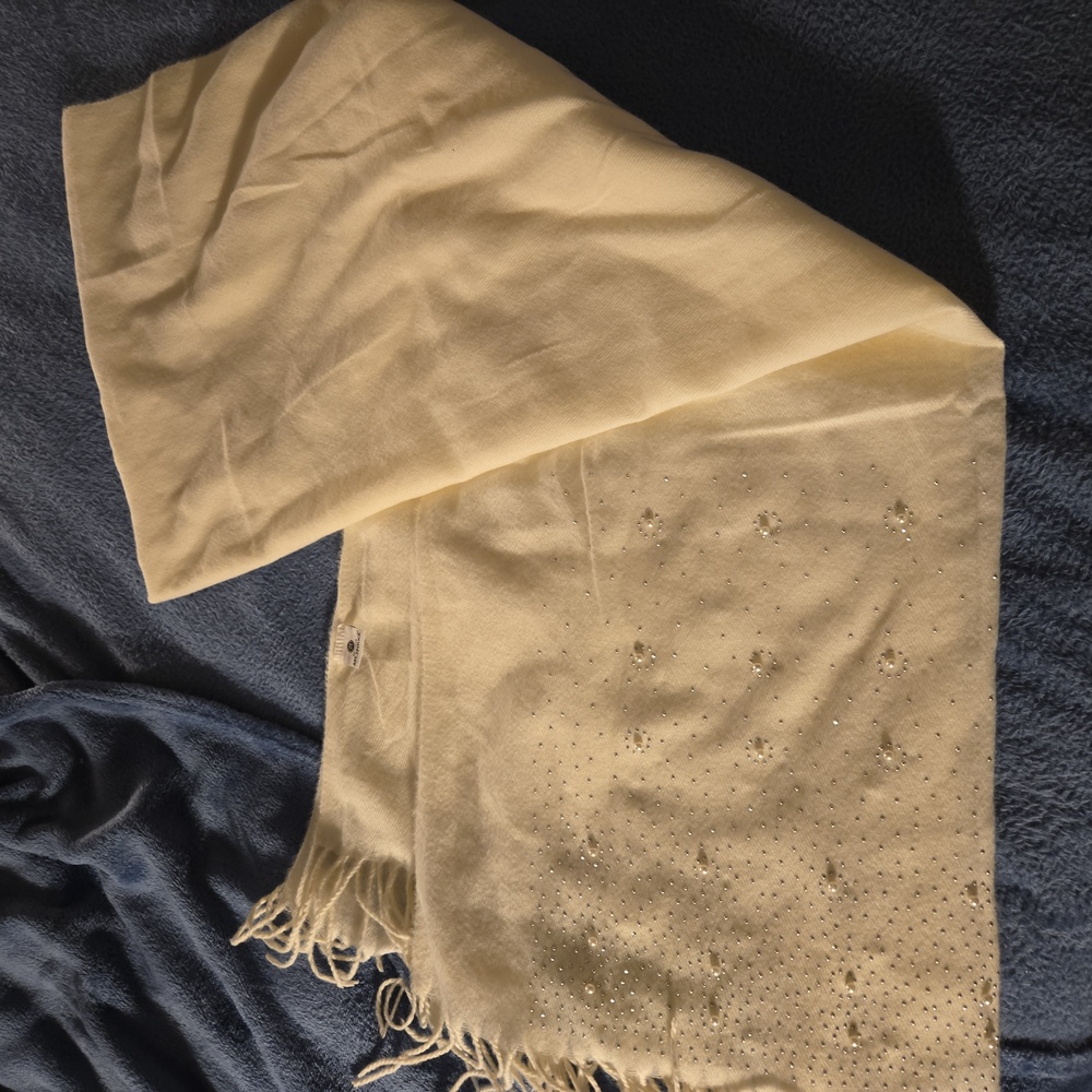 Beautiful cream scarf, super soft